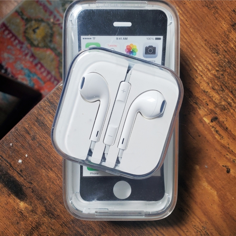 Apple Earpods (Brand new never opened)